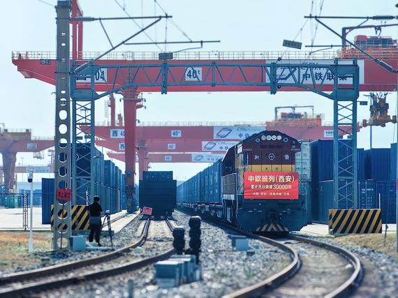 The X9043 China-Europe freight train, loaded with 55 containers of photovoltaic modules, departs from Xi'an, Shaanxi province, on Aug 13. （Photo provided to chinadaily.com.cn）